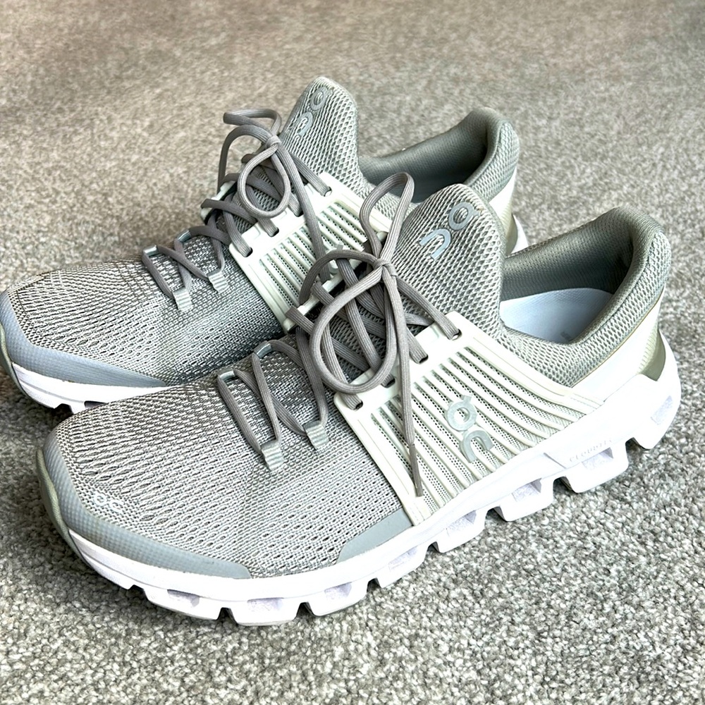 On Cloud Running Shoe Womens Size 9